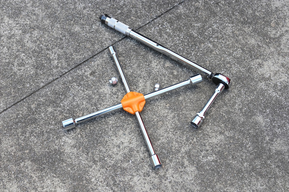 ▲ぜひ用意しておきたいクロスレンチとトルクレンチ