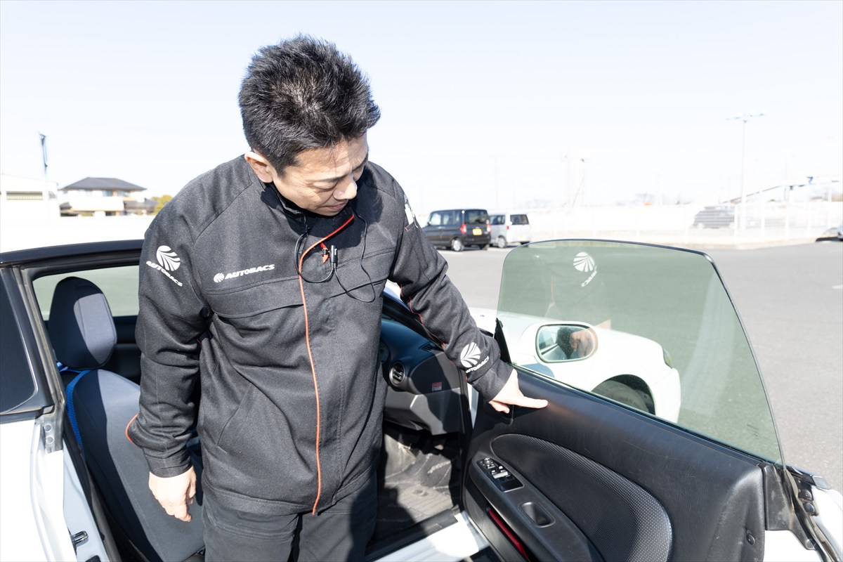 ドアトリムをはじめとした内装には思いのほか手垢が残り、本来の色合いをくすませている