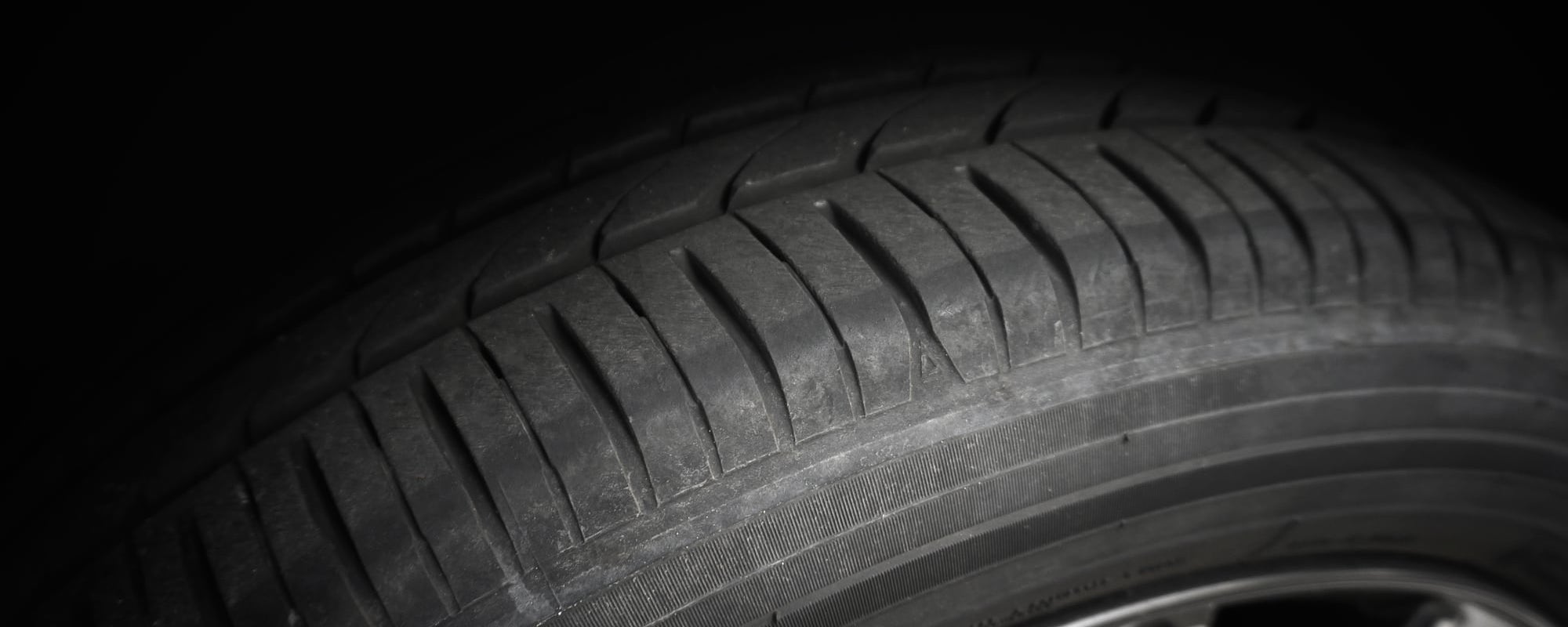 ＞タイヤの溝の測り方をわかりやすく解説！車検に通る深さは何ミリ？